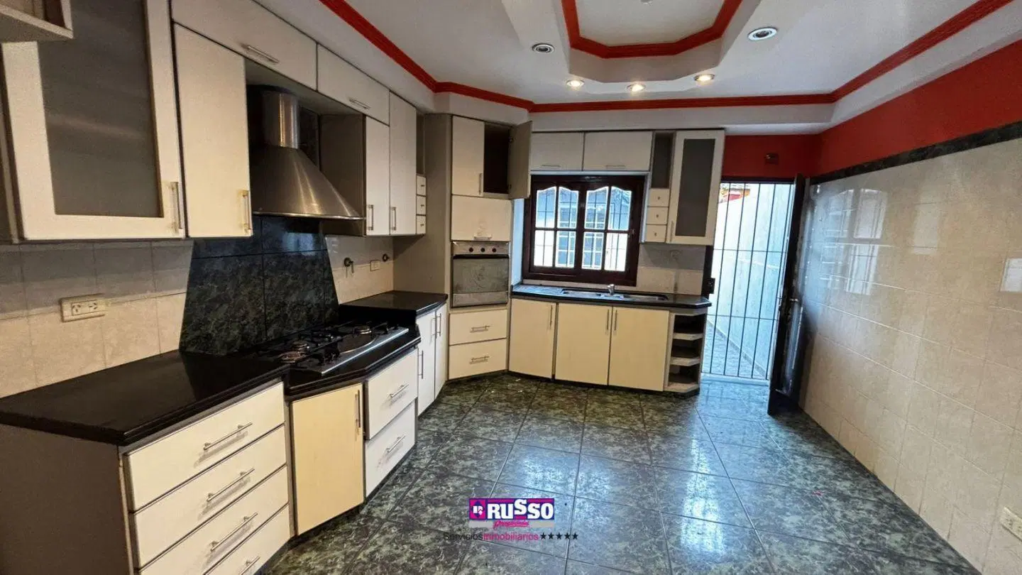 Venta Triplex 4 Ambientes , Lomas del Mirador 4