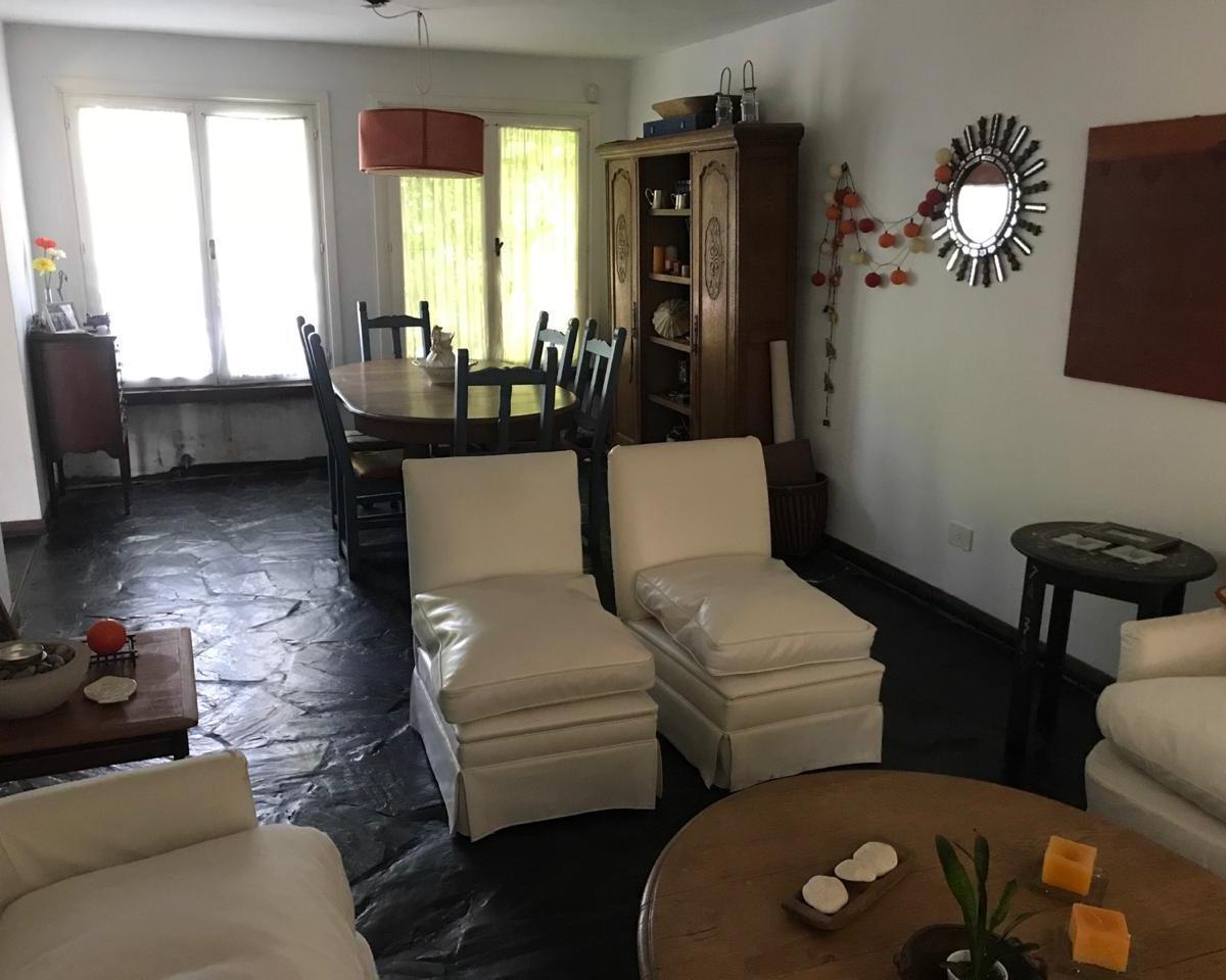 venta - casa de 4 ambientes, Con jardín, en dos plantas. Zona Bajo de San Isidro