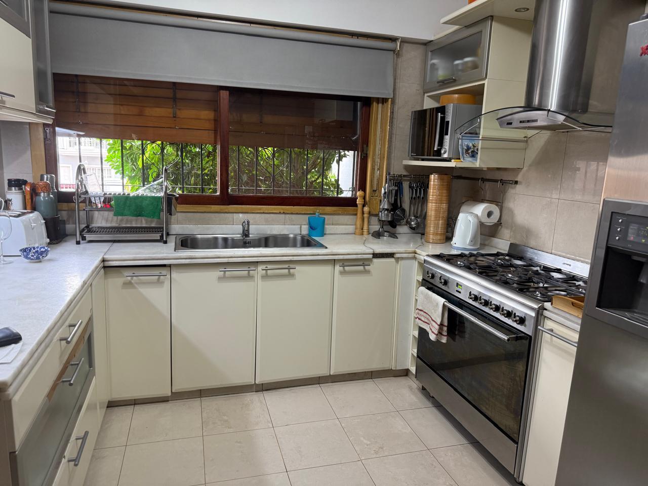 Foto de Excelente Chalet con play, cochera cubierta - pileta y jardin., imagen 4