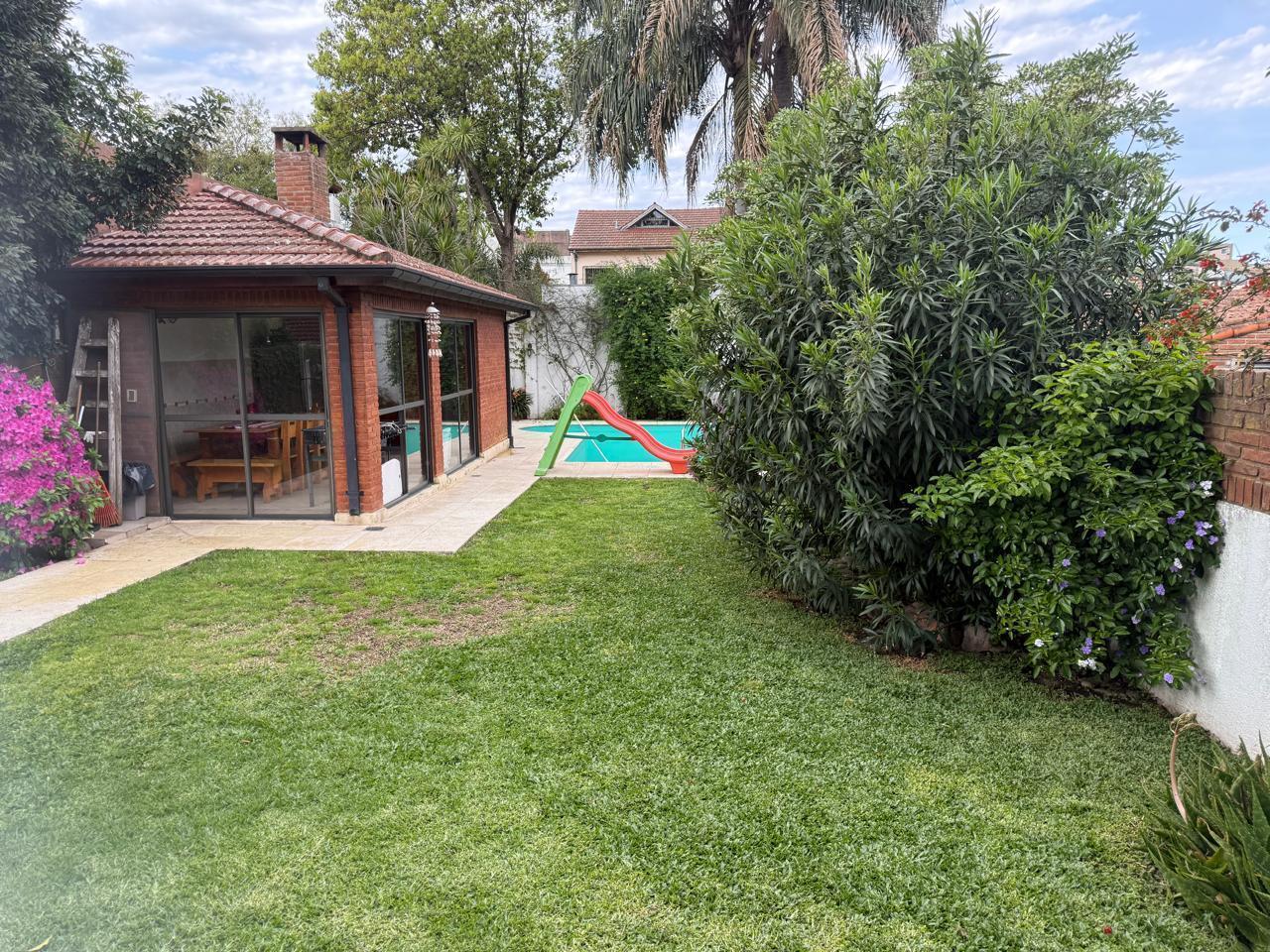 Foto de Excelente Chalet con play, cochera cubierta - pileta y jardin., imagen 5