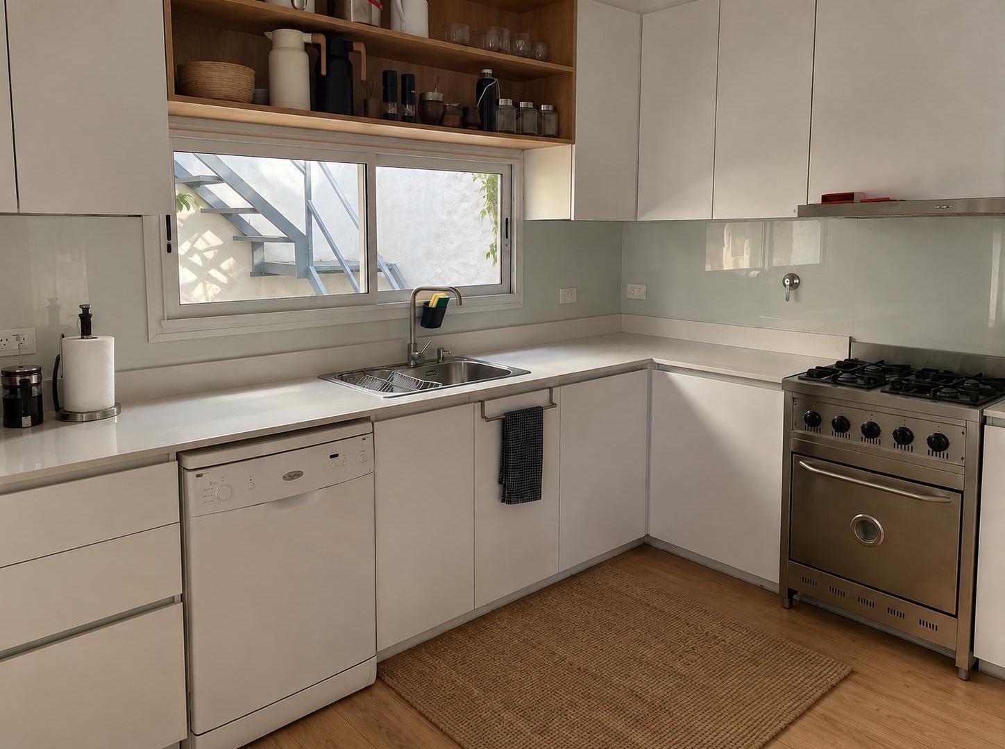 Foto de Venta casa de 6 amb, Beccar, Vias a Libertador. Lote propio, Reciclada, imagen 2