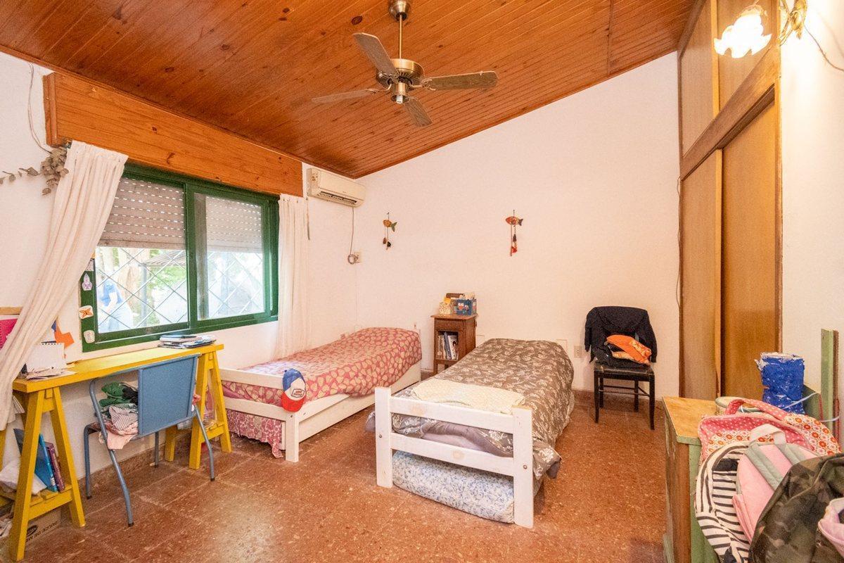 Venta Casa con Amplio Terreno, Pileta y Galpón 2