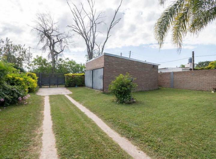 CASA CON PILETA,  4 DORMITORIOS Y GRAN JARDIN 1