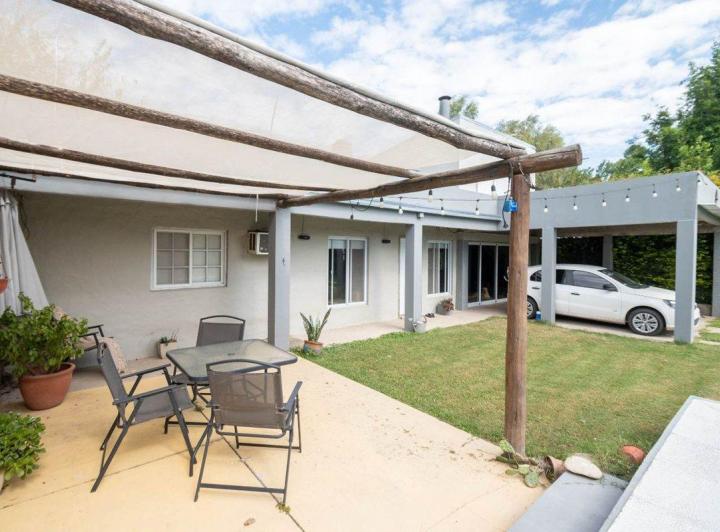 CASA CON PILETA,  4 DORMITORIOS Y GRAN JARDIN 5
