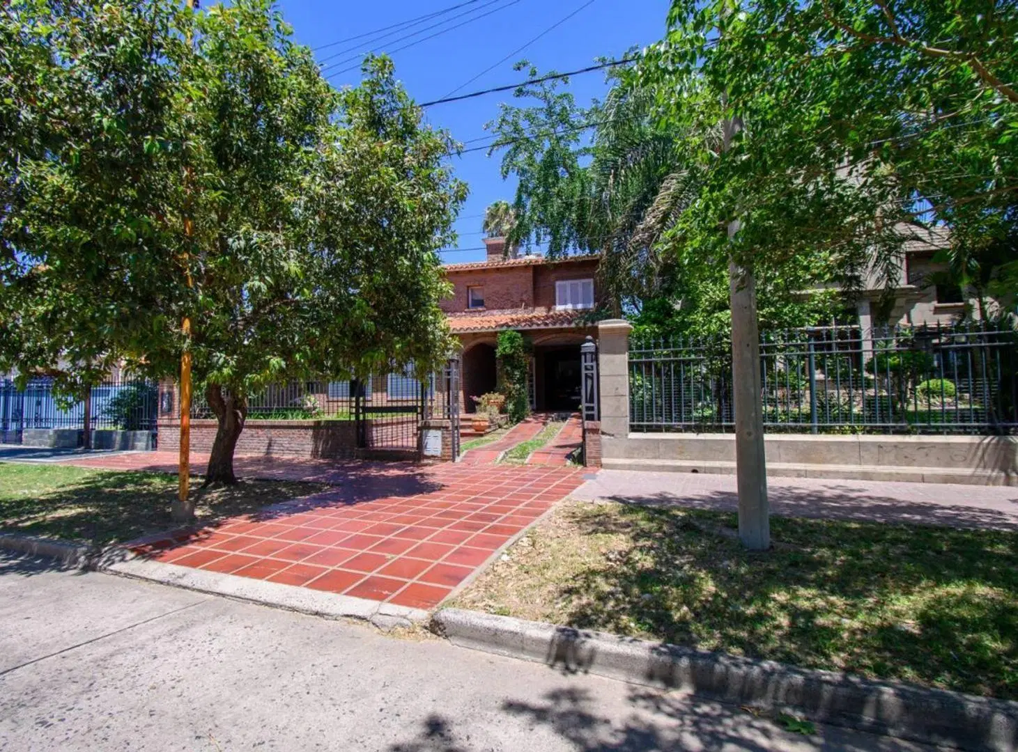 VENTA CASA SOBRE COSTANERA EN BARRIO 7 JEFES 2