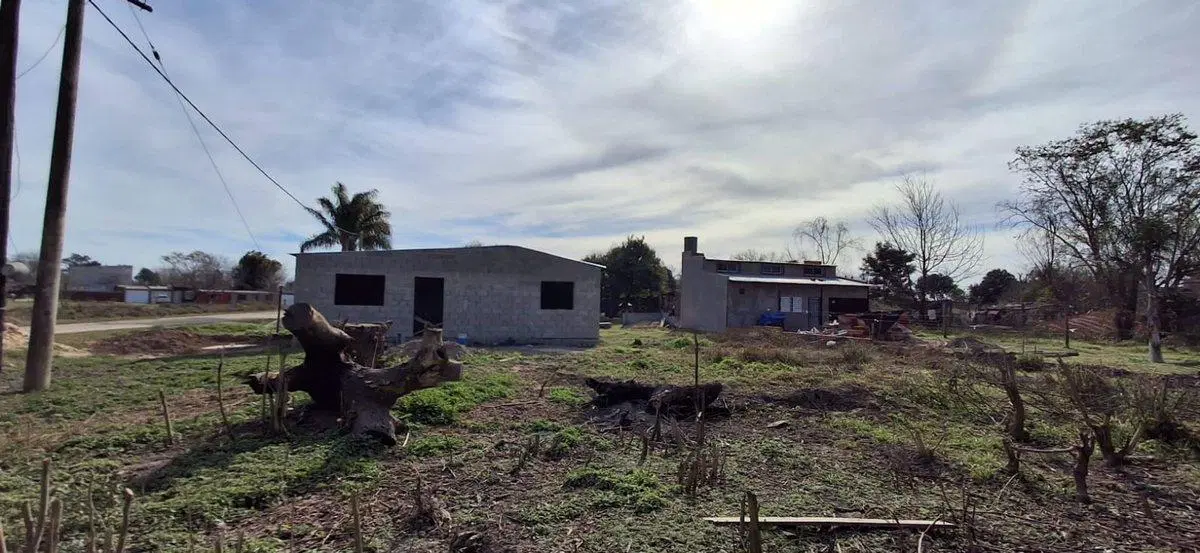 Se vende terreno con construcción a terminar. 3