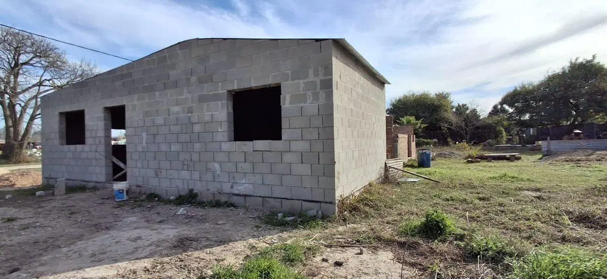 Se vende terreno con construcción a terminar. 2