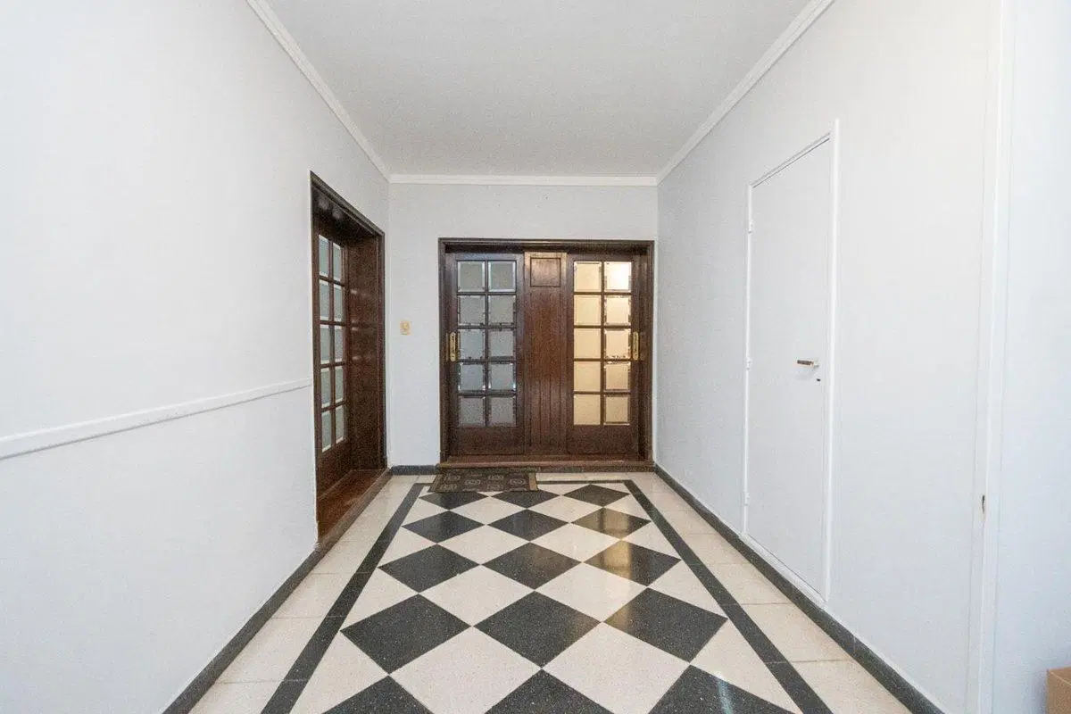 CASA DE CATEGORÍA SOBRE AV. GRAL LOPEZ 3