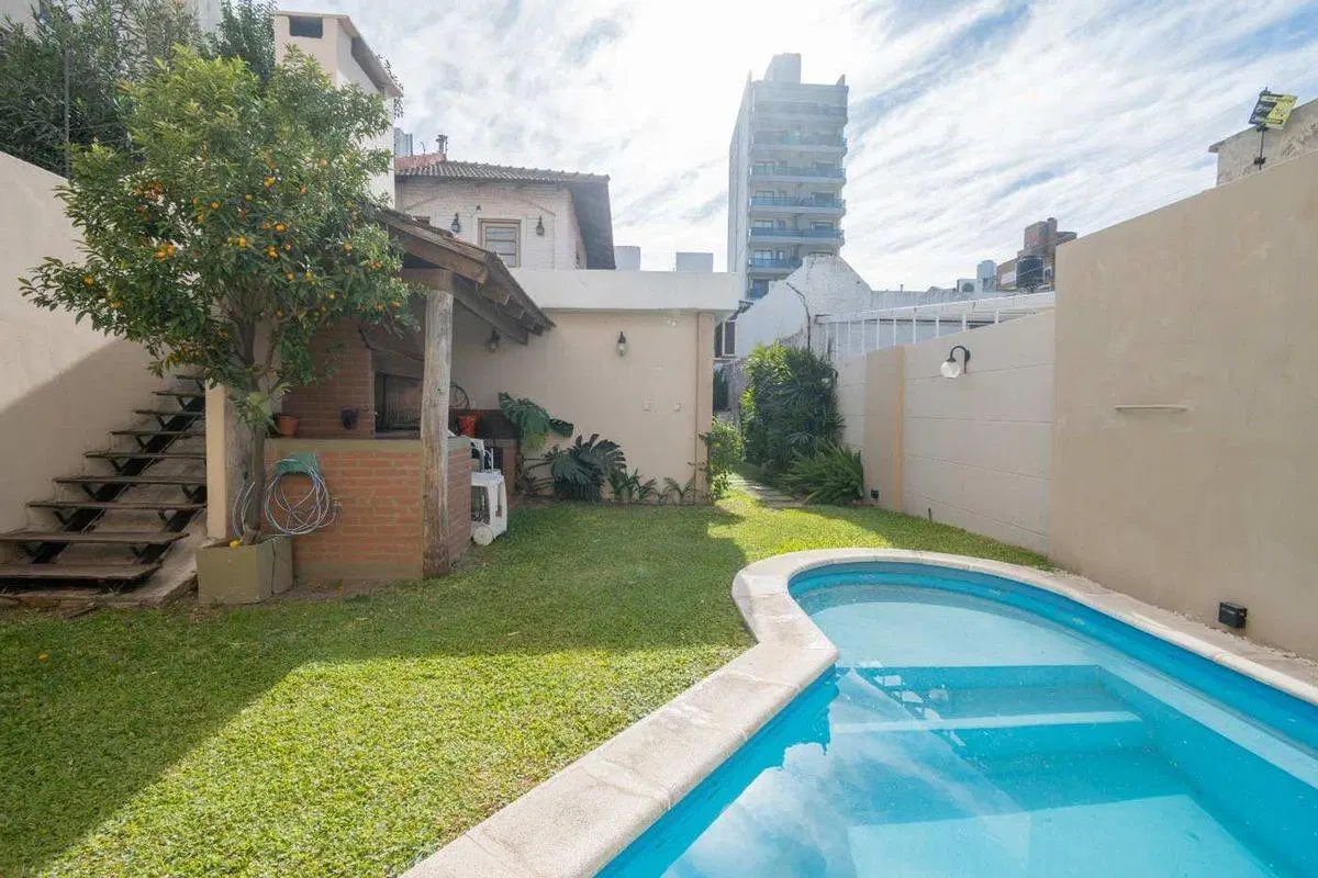 CASA DE CATEGORÍA SOBRE AV. GRAL LOPEZ 2