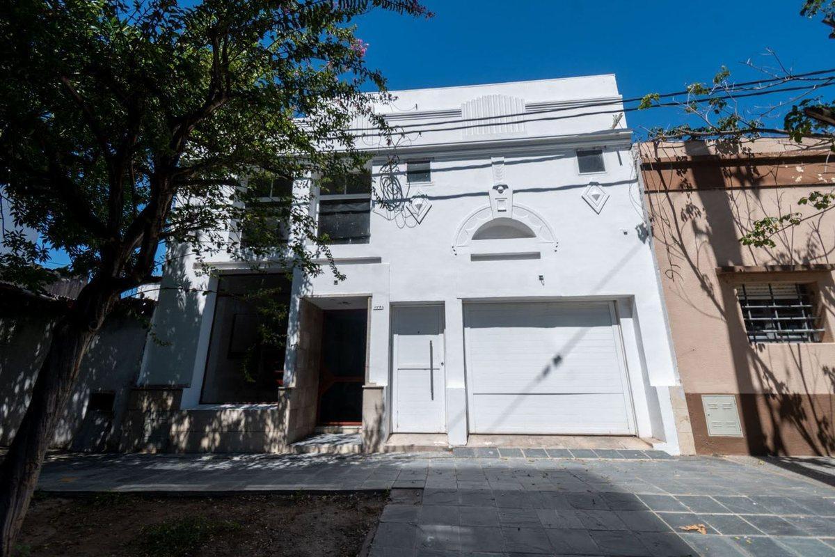 CASA DE 3D, ESTUDIO CON BAÑO Y COCHERA EN CANDIOTI