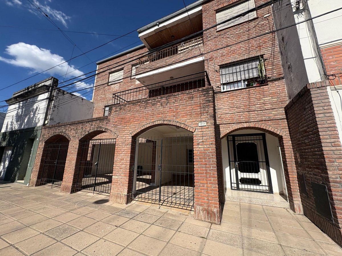 SE VENDE COMPLEJO DE DPTOS CON COCHERAS
