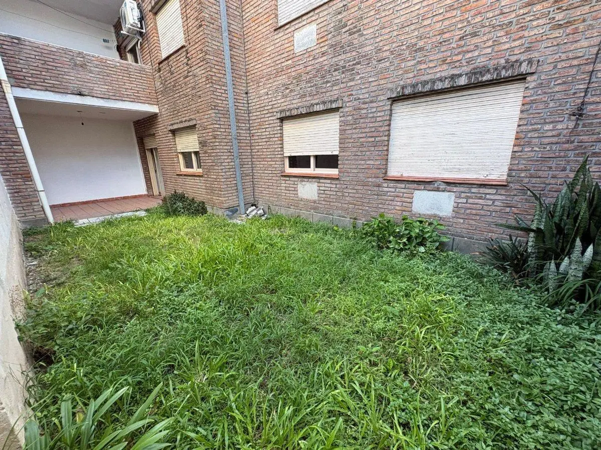 SE VENDE COMPLEJO DE DPTOS CON COCHERAS 8