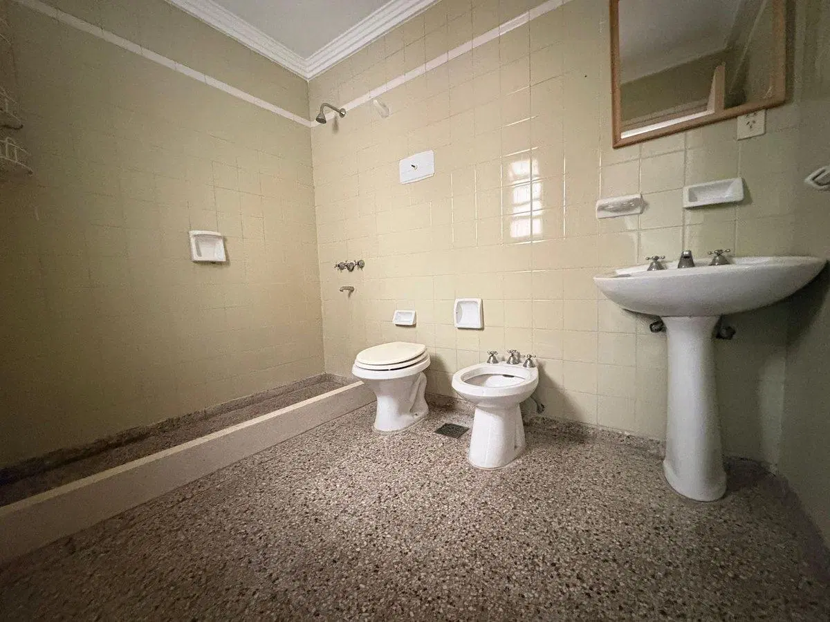 SE VENDE COMPLEJO DE DPTOS CON COCHERAS 4