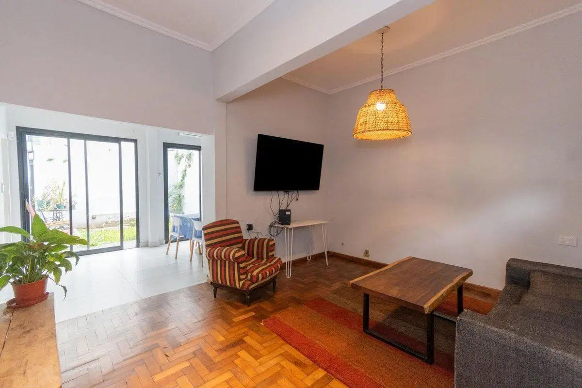 Casa amplia con 3 dormitorios y cochera Candioti 2