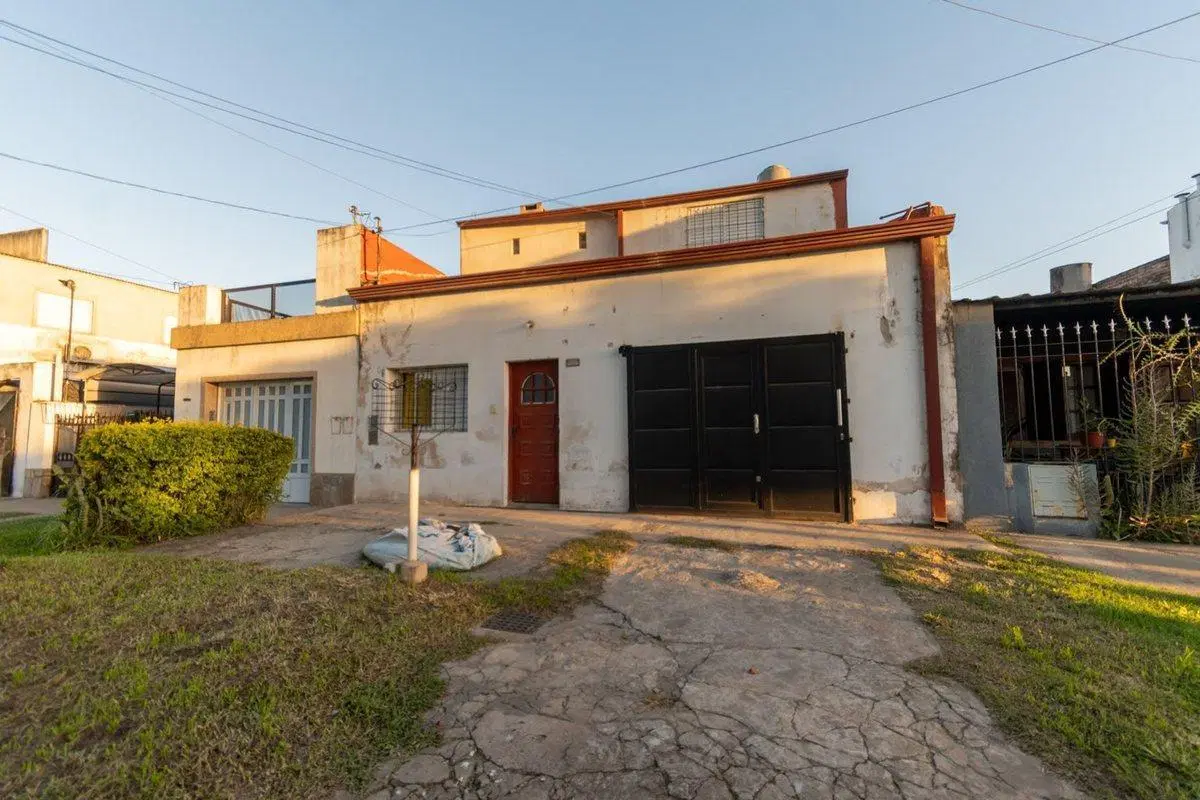 Casa de tres Dormitorios y Cochera en zona norte 4