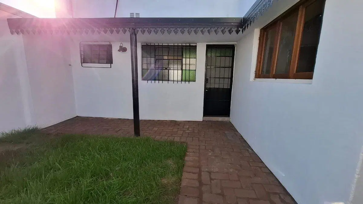Interno remodelado de 2 dorm. con patio verde 4
