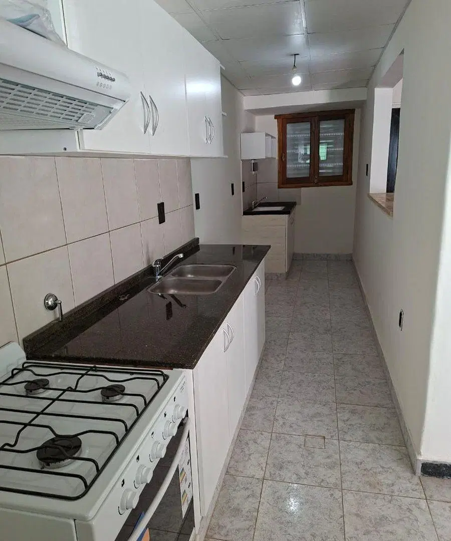 Interno remodelado de 2 dorm. con patio verde 5
