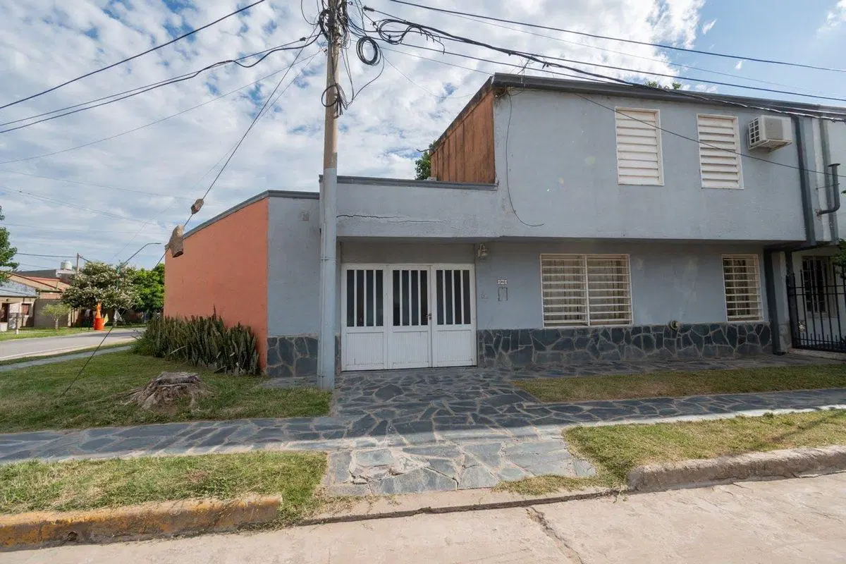 CASA DE 3 DORMITORIOS, PATIO Y COCHERA - B° LOYOLA 4