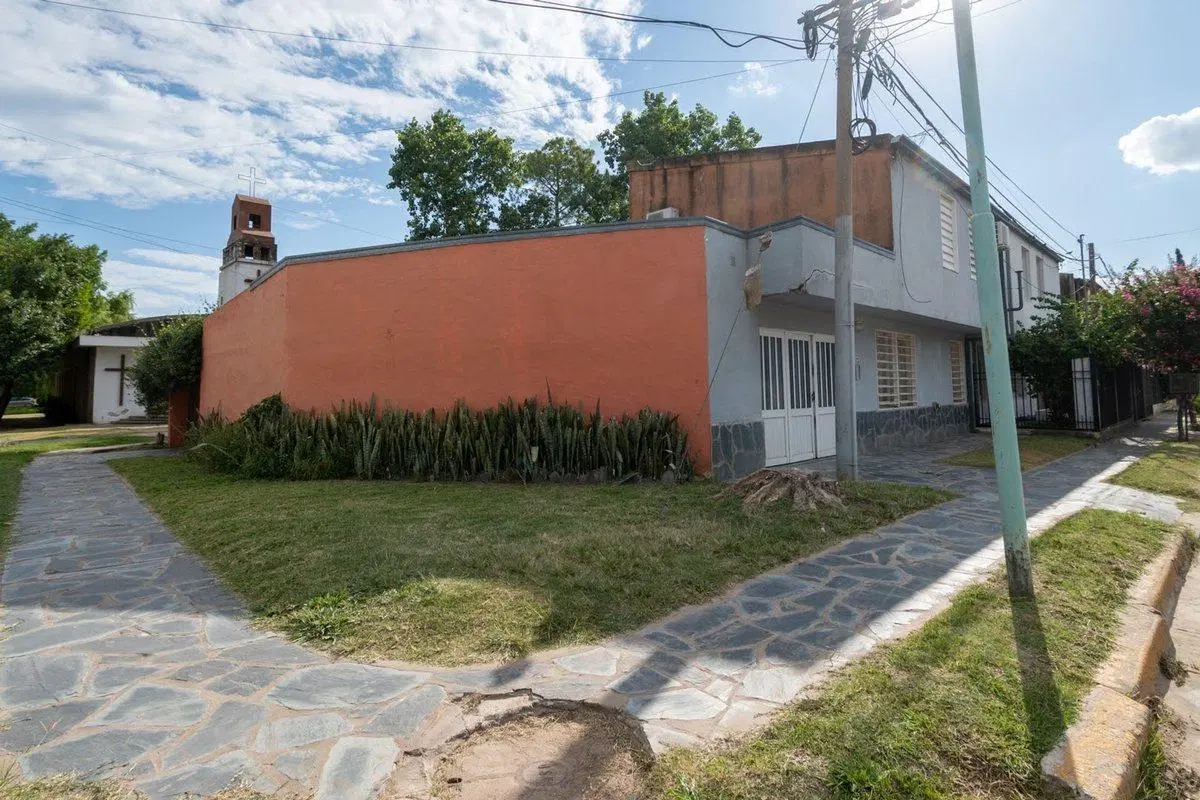 CASA DE 3 DORMITORIOS, PATIO Y COCHERA - B° LOYOLA 3