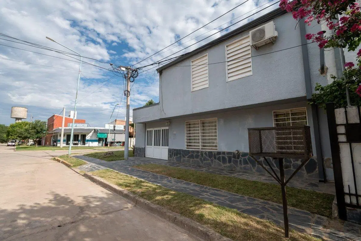 CASA DE 3 DORMITORIOS, PATIO Y COCHERA - B° LOYOLA 2