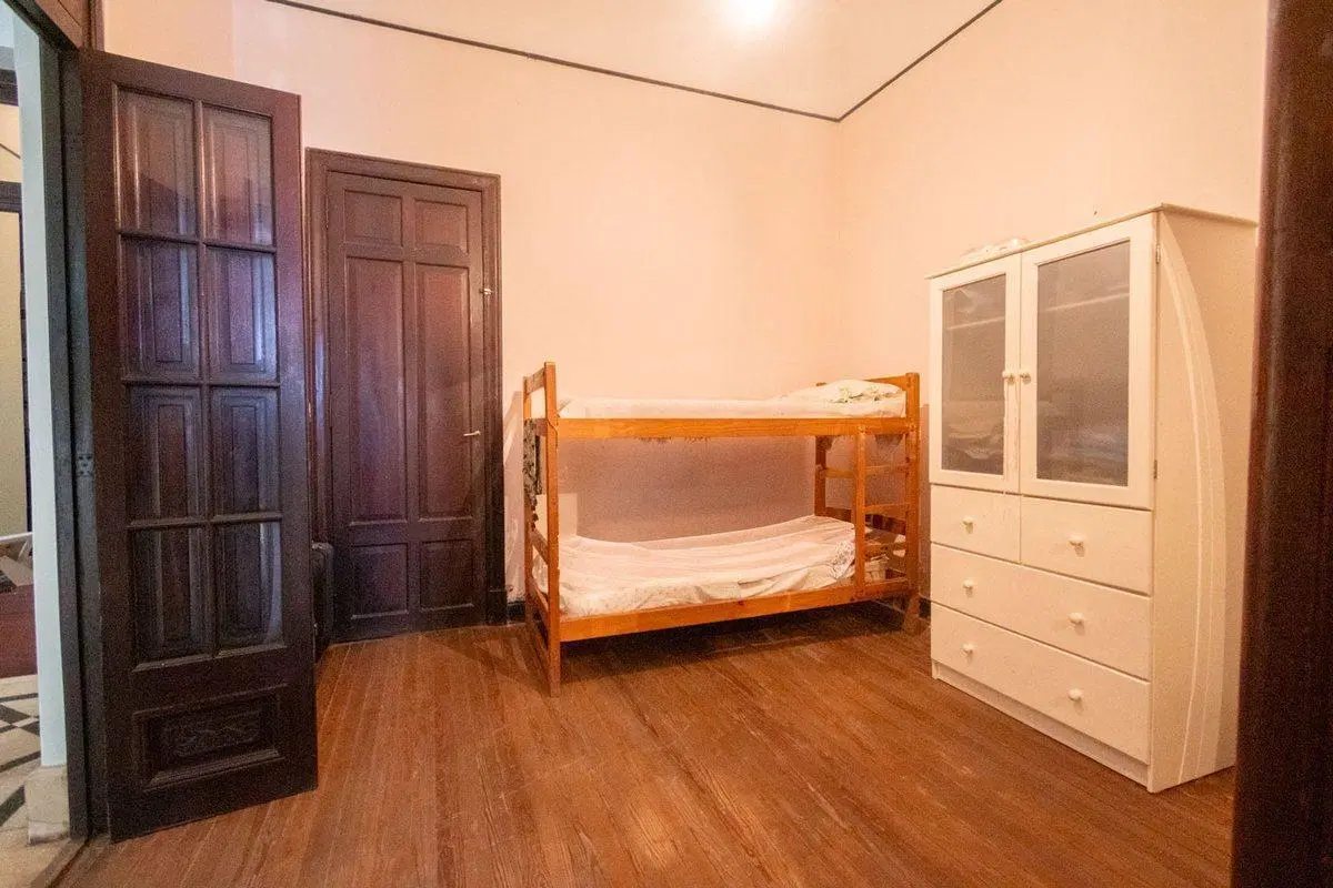 VENTA CASA ANTIGUA CON SALIDA A DOS CALLES 8