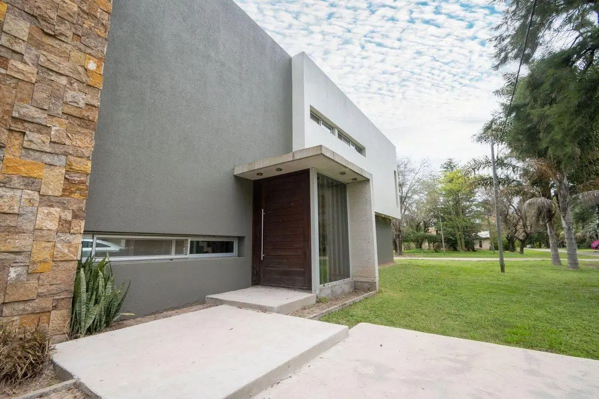 REMAX VENDE CASA IMPONENTE EN COUNTRY LOS MOLINOS 2