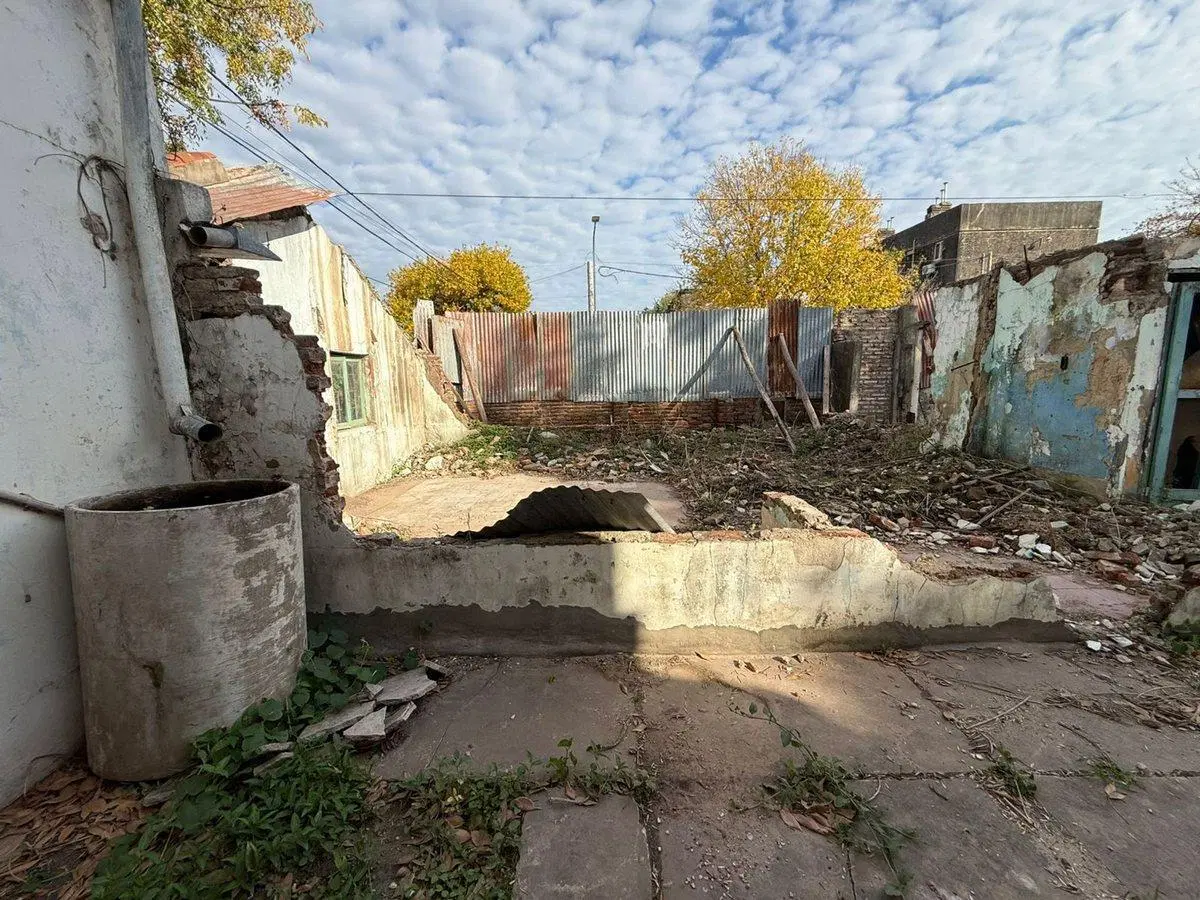 SE VENDE TERRENO EN LAS FLORES 3