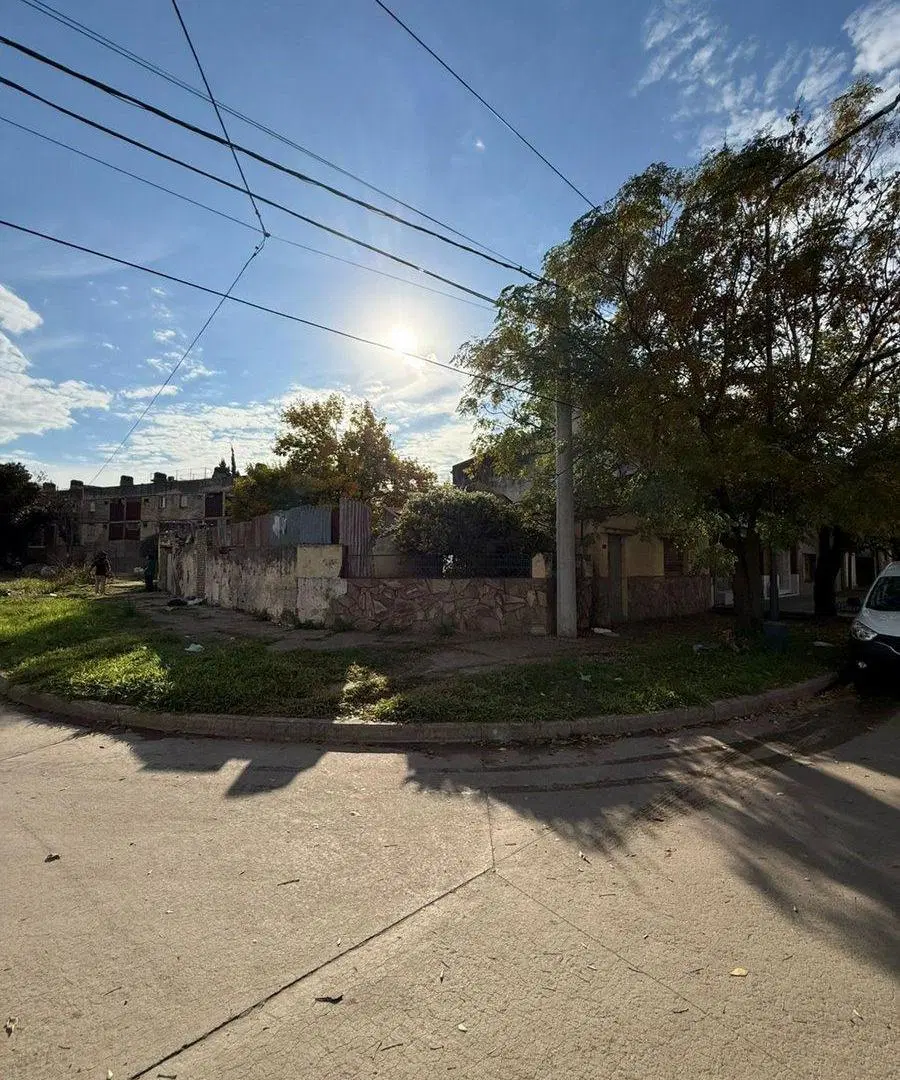 SE VENDE TERRENO EN LAS FLORES 4
