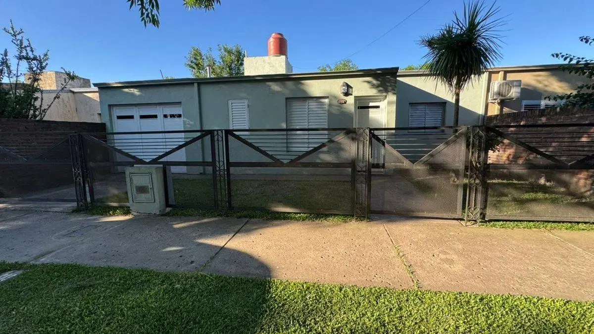 Casa en venta de 3 dorm, patio y pileta en SJN 5