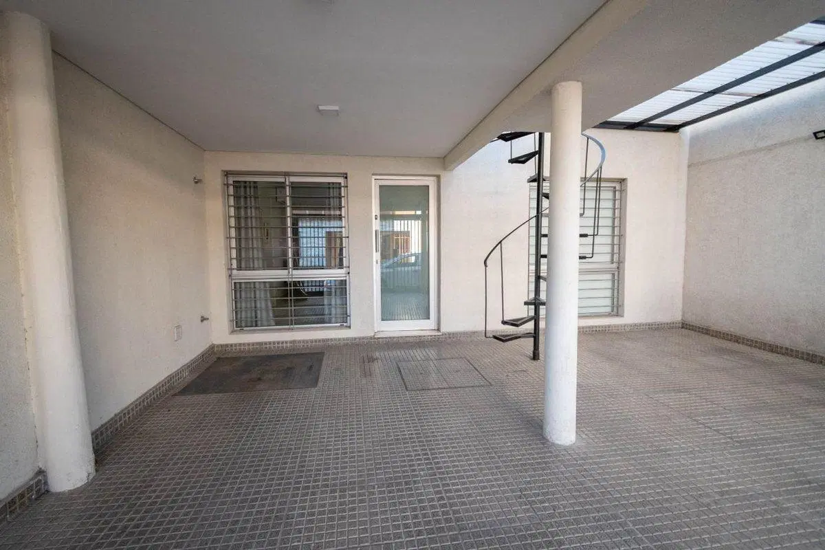 VENTA CASA MODERNIZADA CON COCHERA DOBLE Y PATIO 5