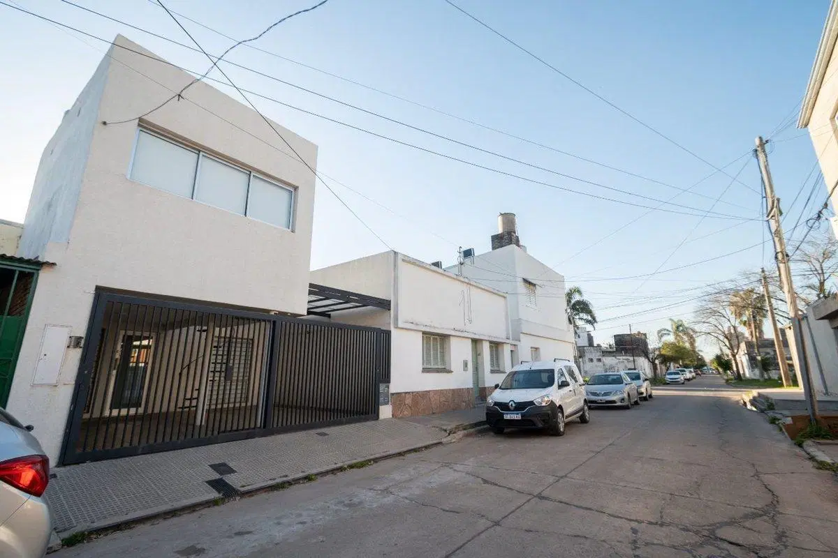 VENTA CASA MODERNIZADA CON COCHERA DOBLE Y PATIO 2
