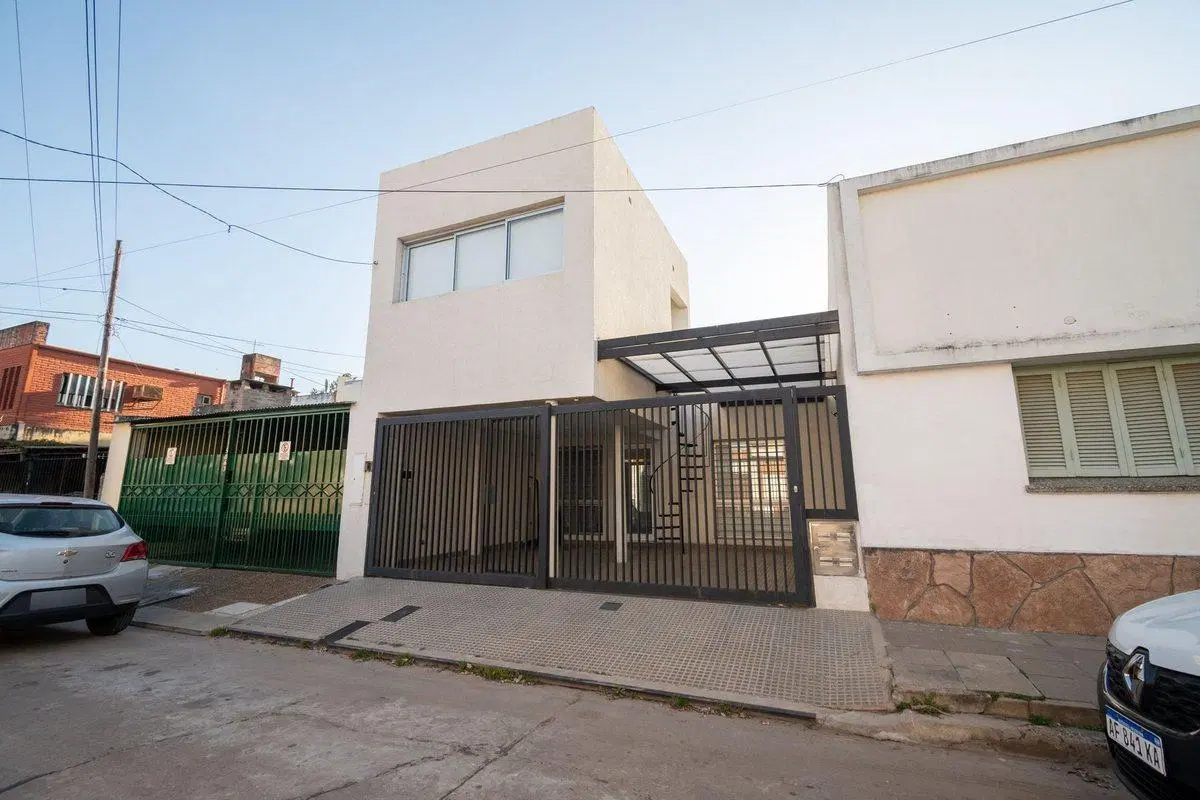 VENTA CASA MODERNIZADA CON COCHERA DOBLE Y PATIO 3