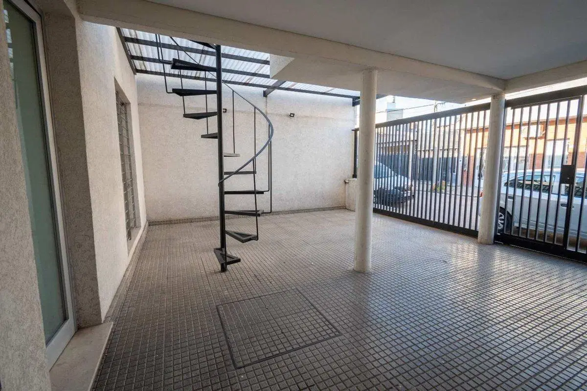 VENTA CASA MODERNIZADA CON COCHERA DOBLE Y PATIO 4