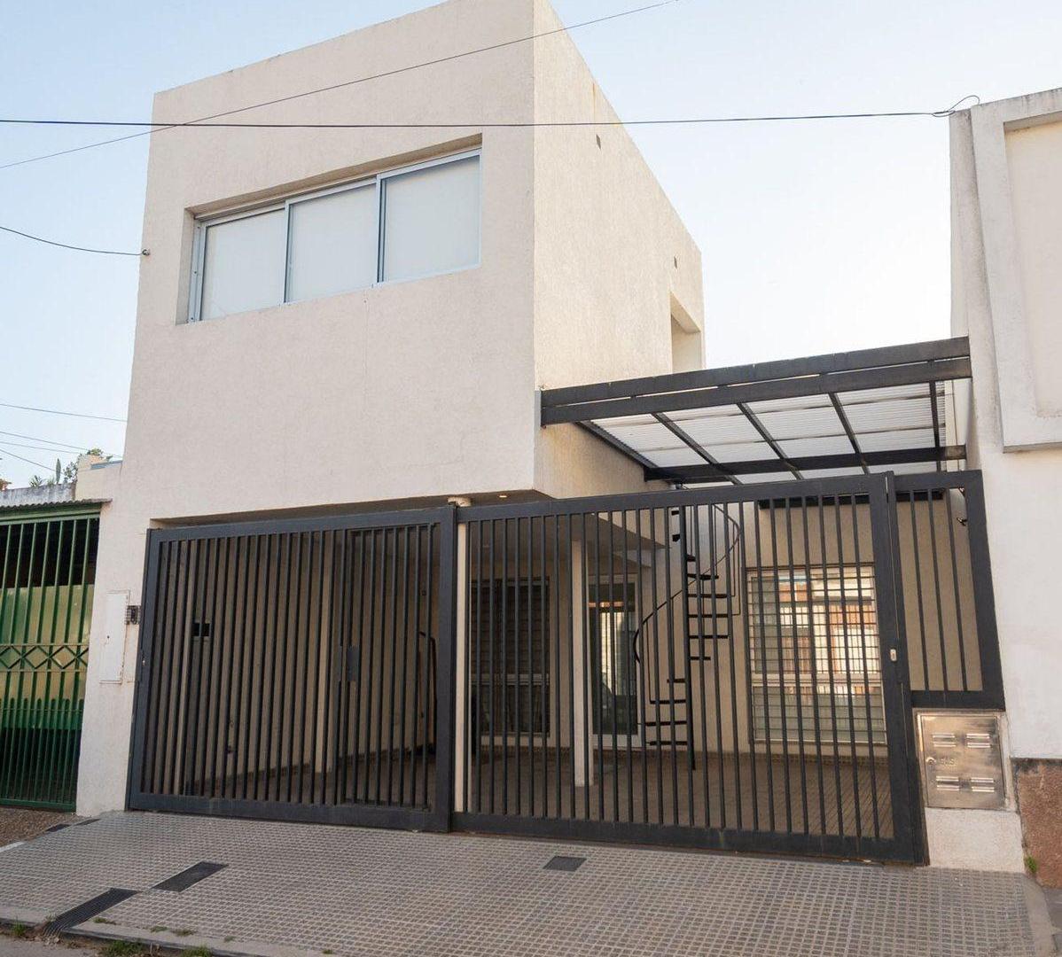 VENTA CASA MODERNIZADA CON COCHERA DOBLE Y PATIO