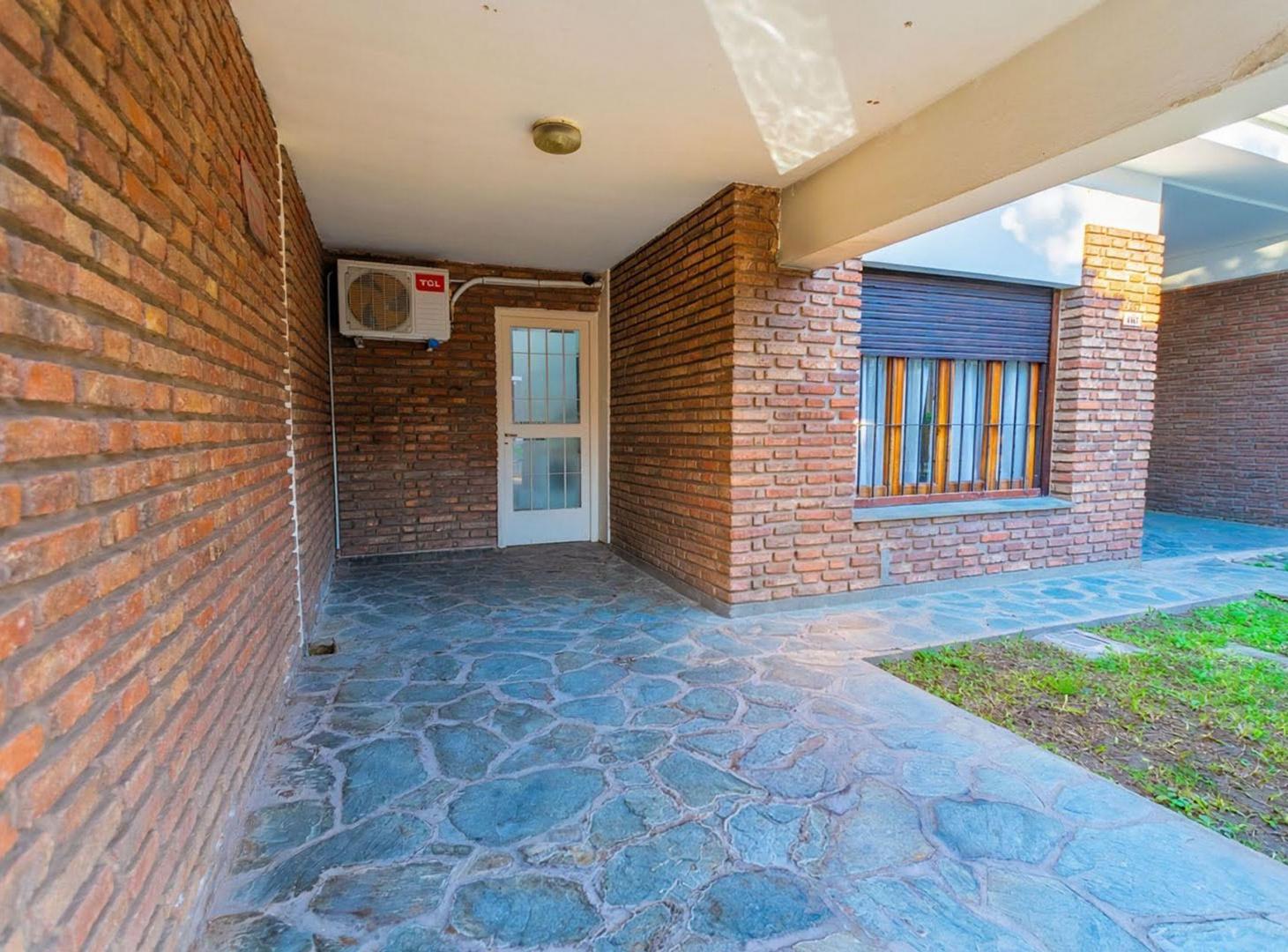 CASA DOS DORMITORIOS, COCHERA Y PATIO EN CANDIOTI