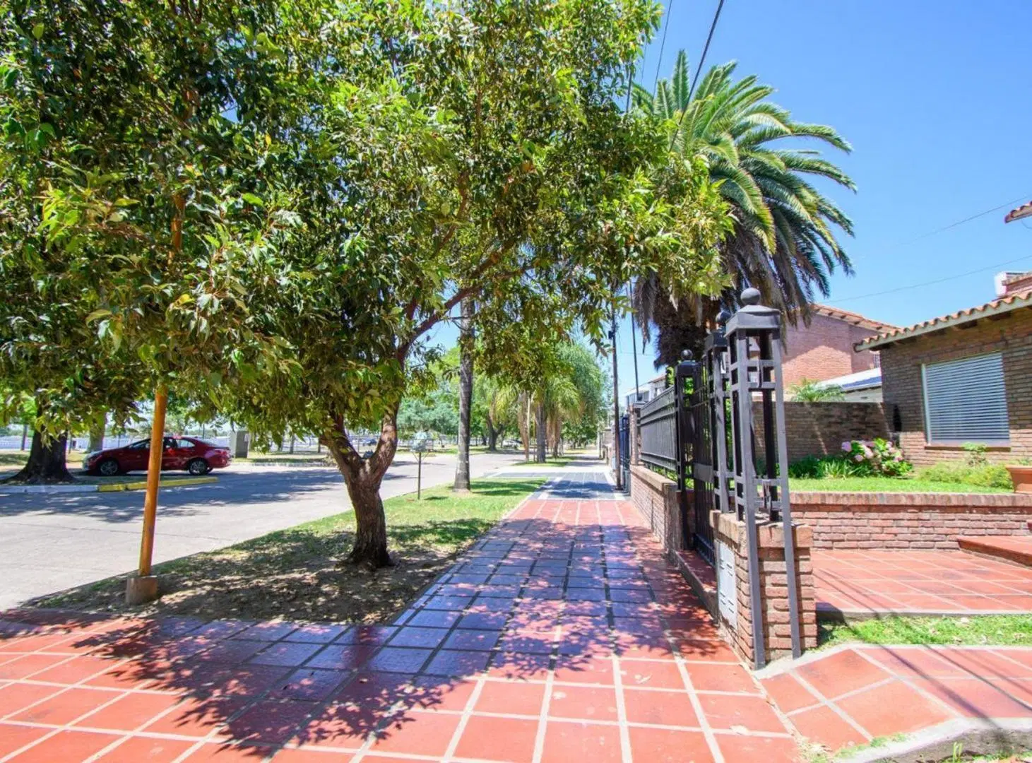 VENTA CASA SOBRE COSTANERA EN BARRIO 7 JEFES 4