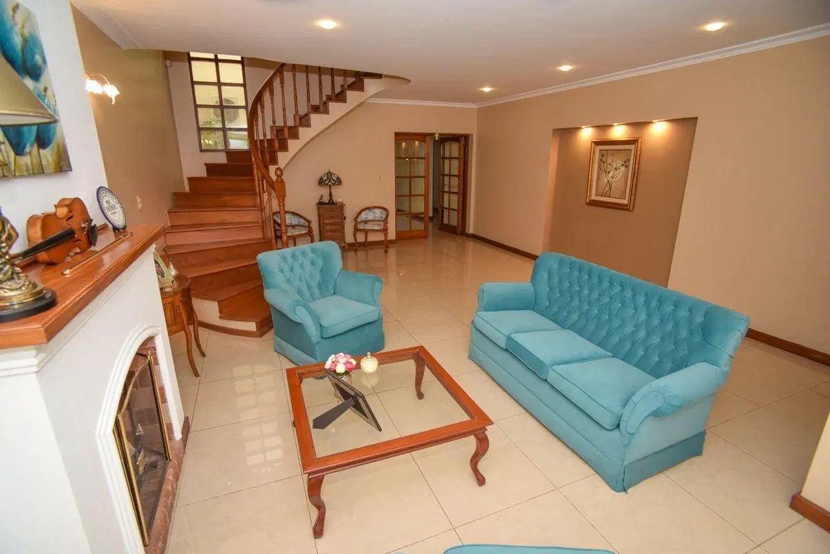 CASA FUNCIONAL CON 4 DORMI CON COCH PASANTE Y PILE 3