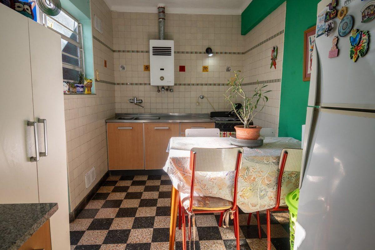 Foto de VENTA PLANTA ALTA DE 2 DORMITORIOS SOBRE AVENIDA, imagen 2