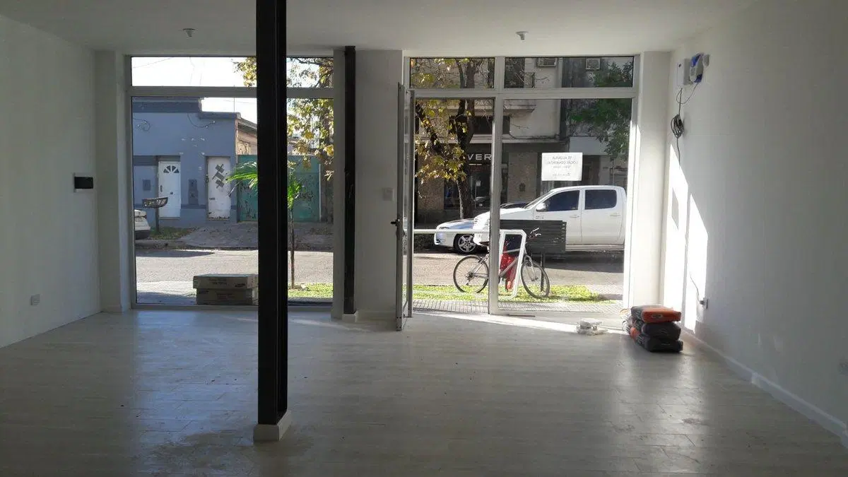 Local comercial a metros de avenida freyre 4