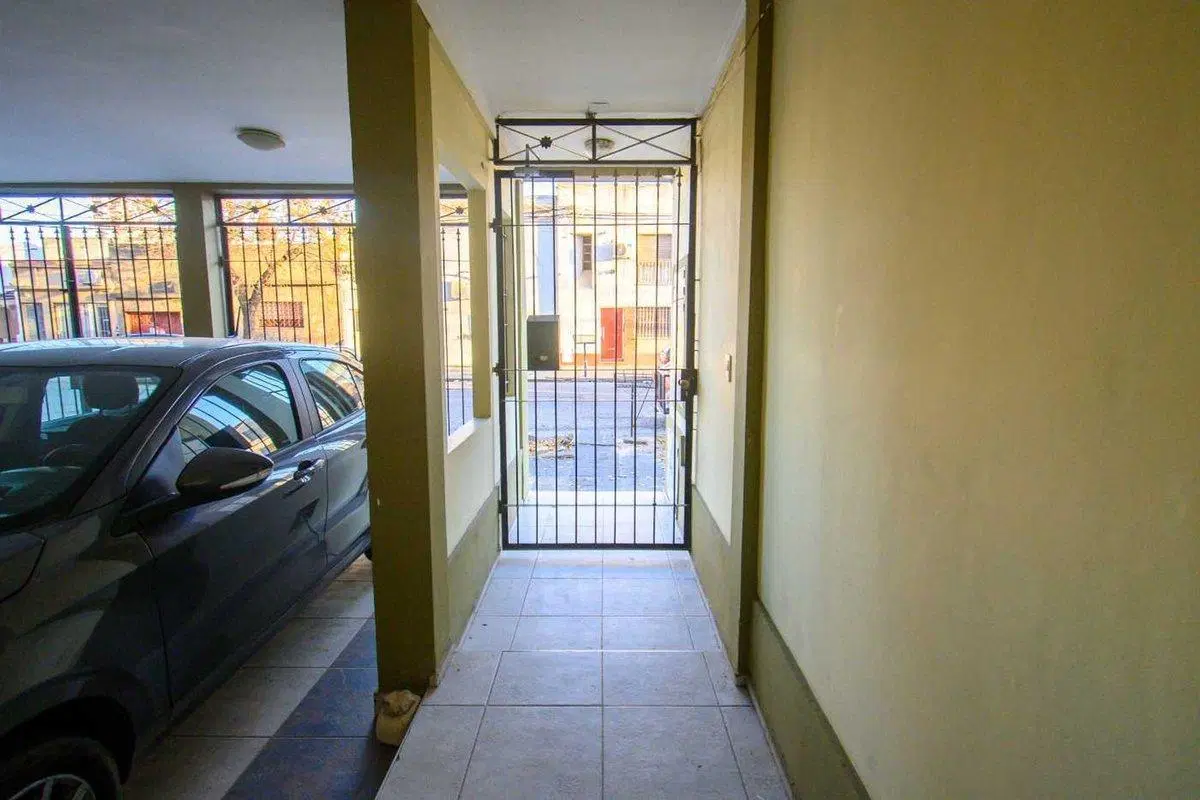 Venta duplex con patio y cochera en Constituyentes 4