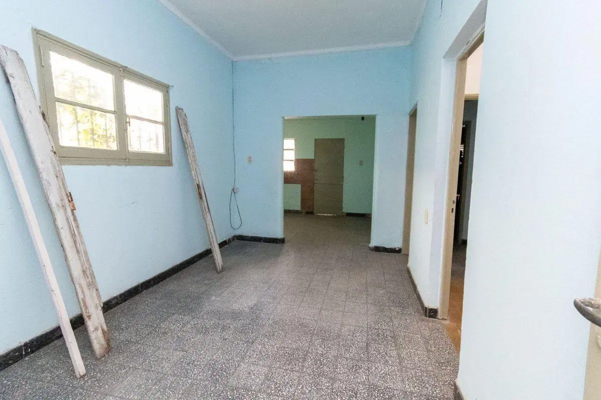 Venta Canje de casa a refaccionar sobre Av Galicia 5