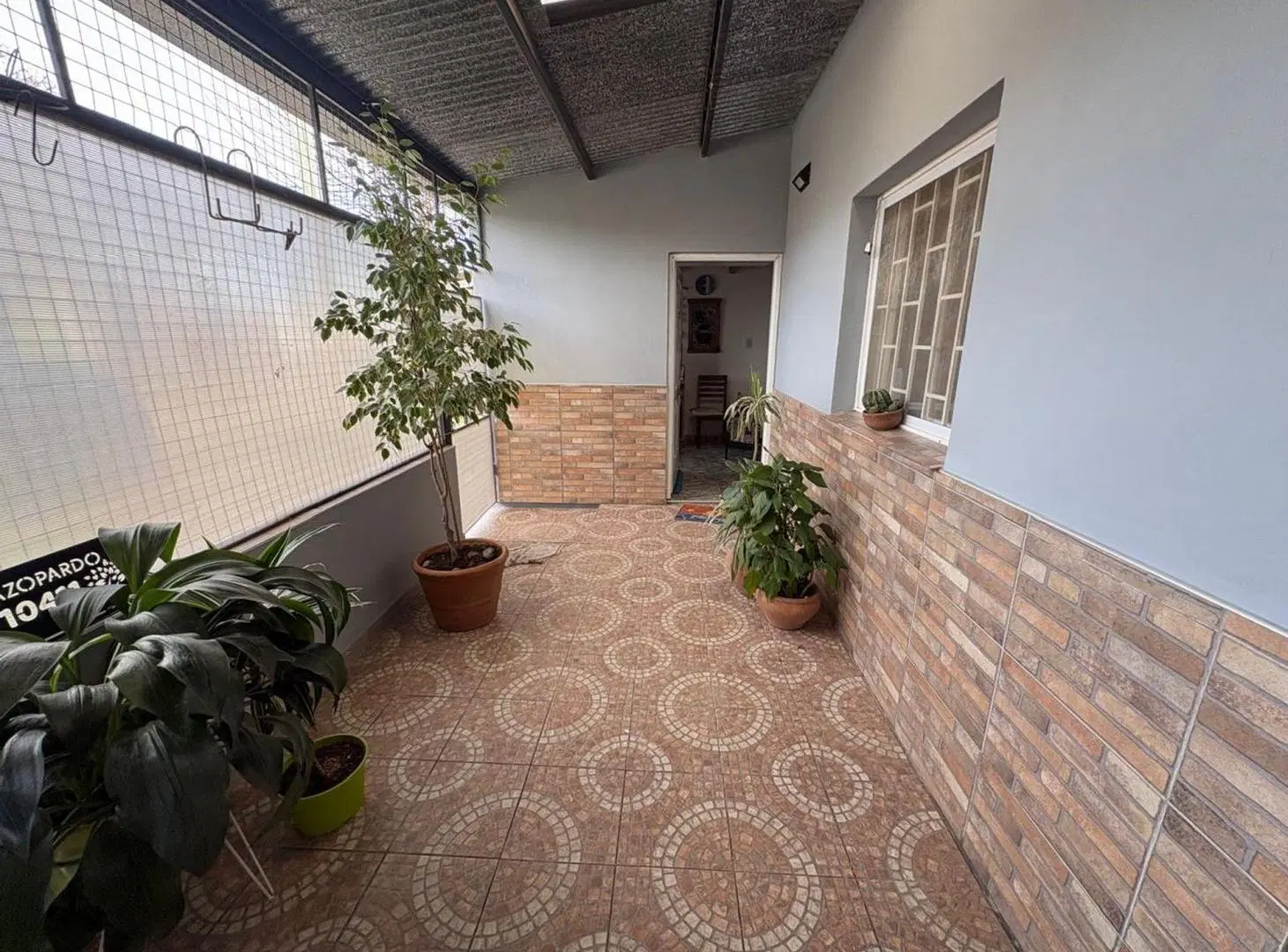 Casa de 2 dormitorios, cochera y patio verde 2