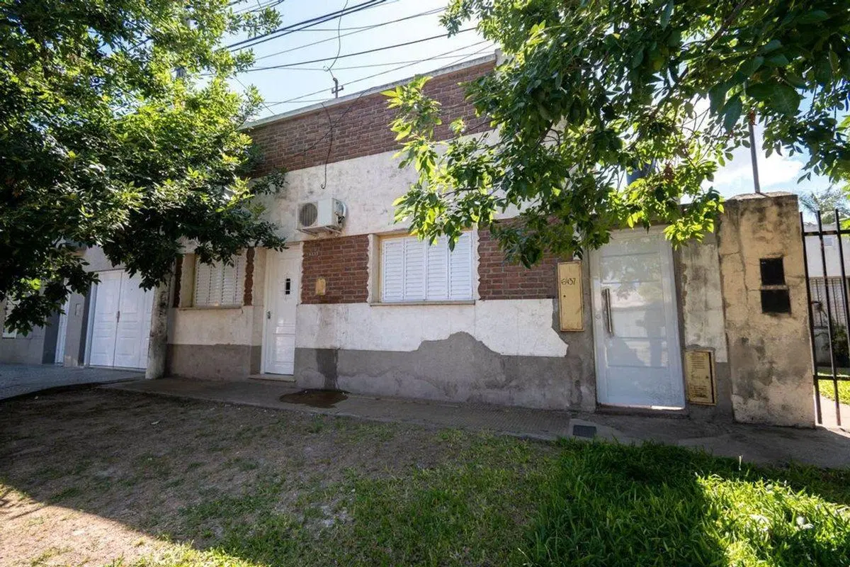 CASA CON PATIO A MTS DE GRAL. PAZ 3