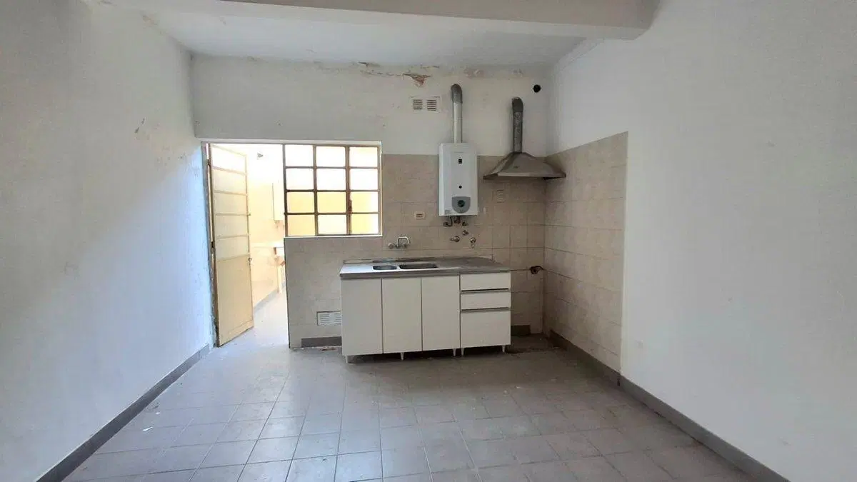 CASA CON PATIO A MTS DE GRAL. PAZ 5