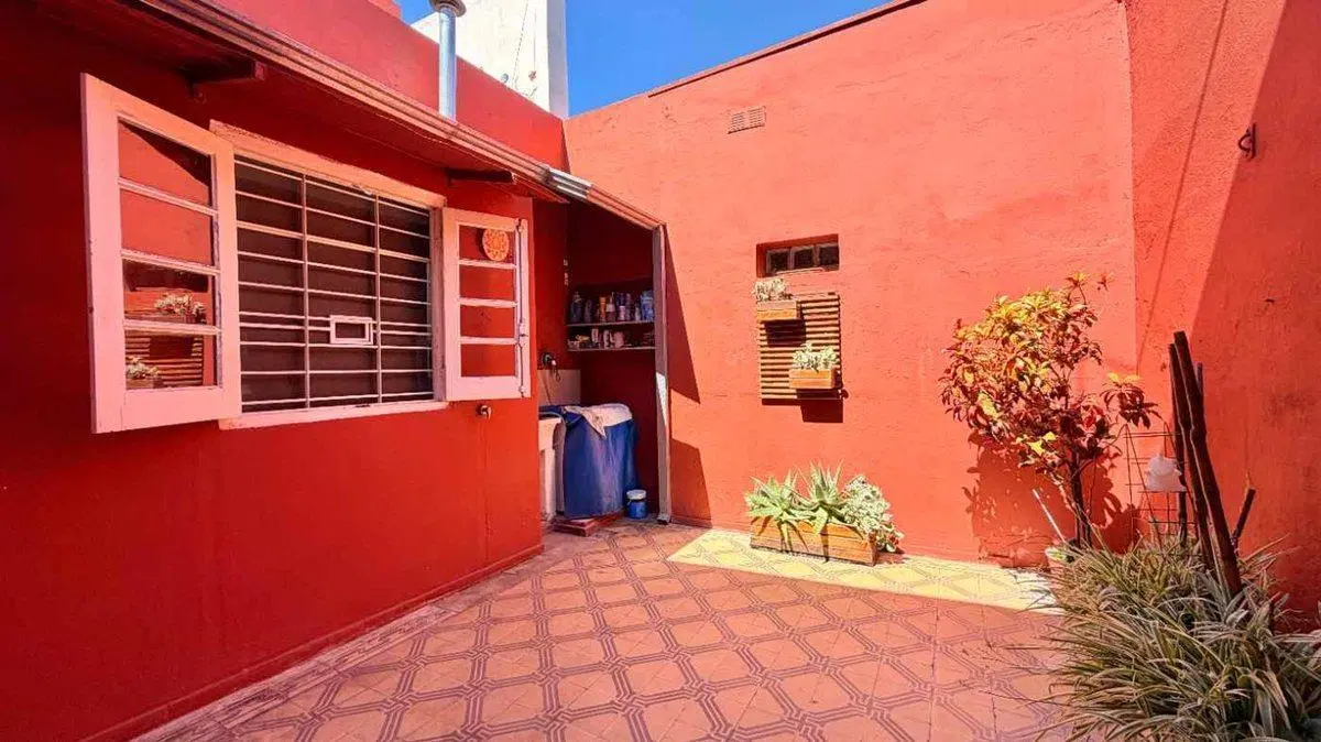 SE VENDE CASA CON PILETA + DPTO INTERNO 3