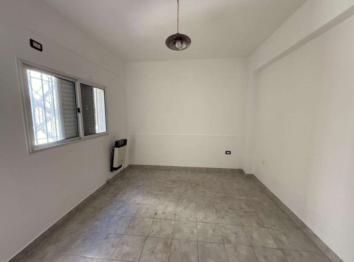 Foto de REMAX ALQUILA DPTO PB 1 D PATIO, AV GRAL PAZ 5400, imagen 1