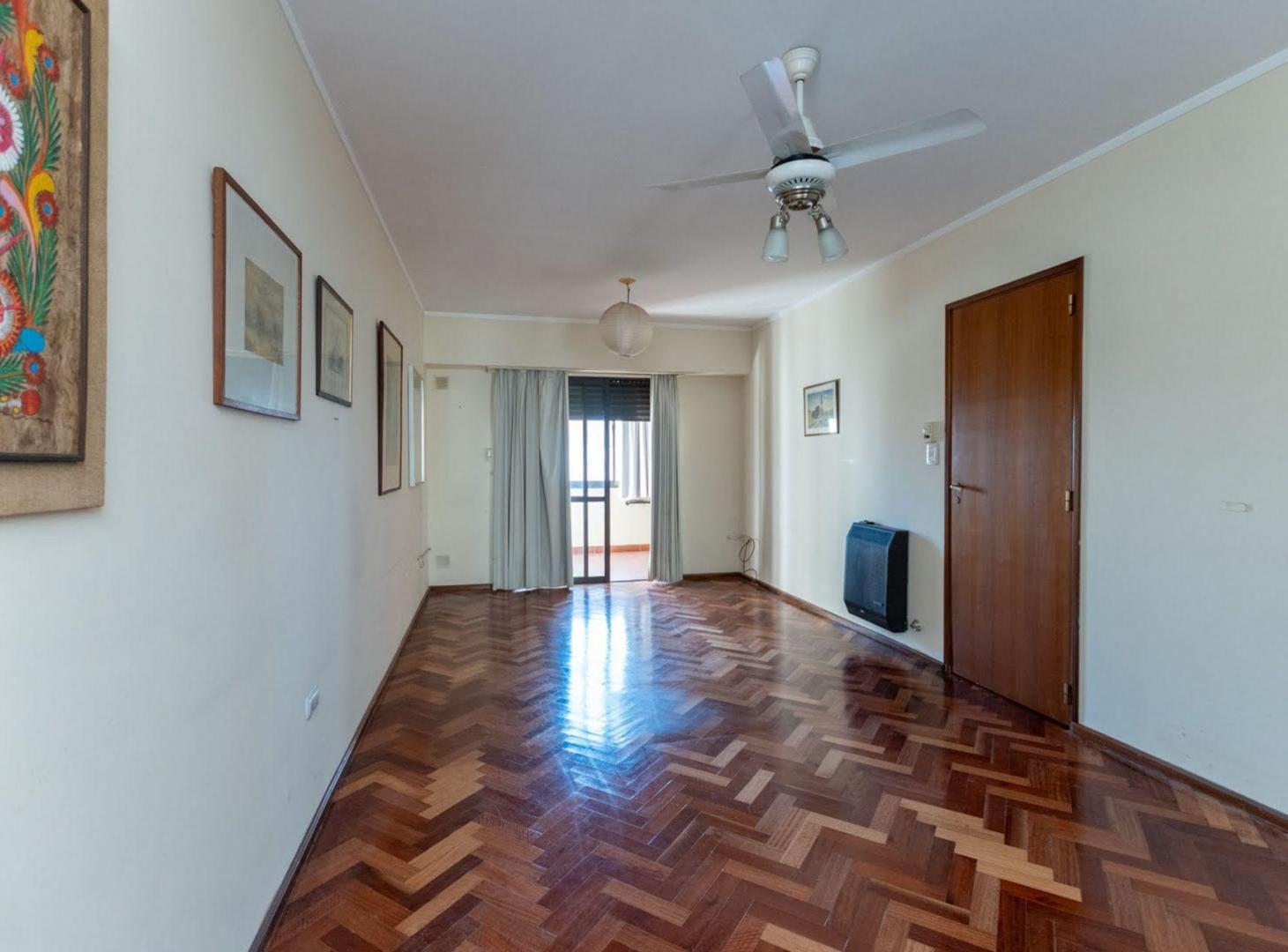 Foto de VENTA DEPARTAMENTO AMPLIO C/ COCHERA EN CENTRO SUR, imagen 2
