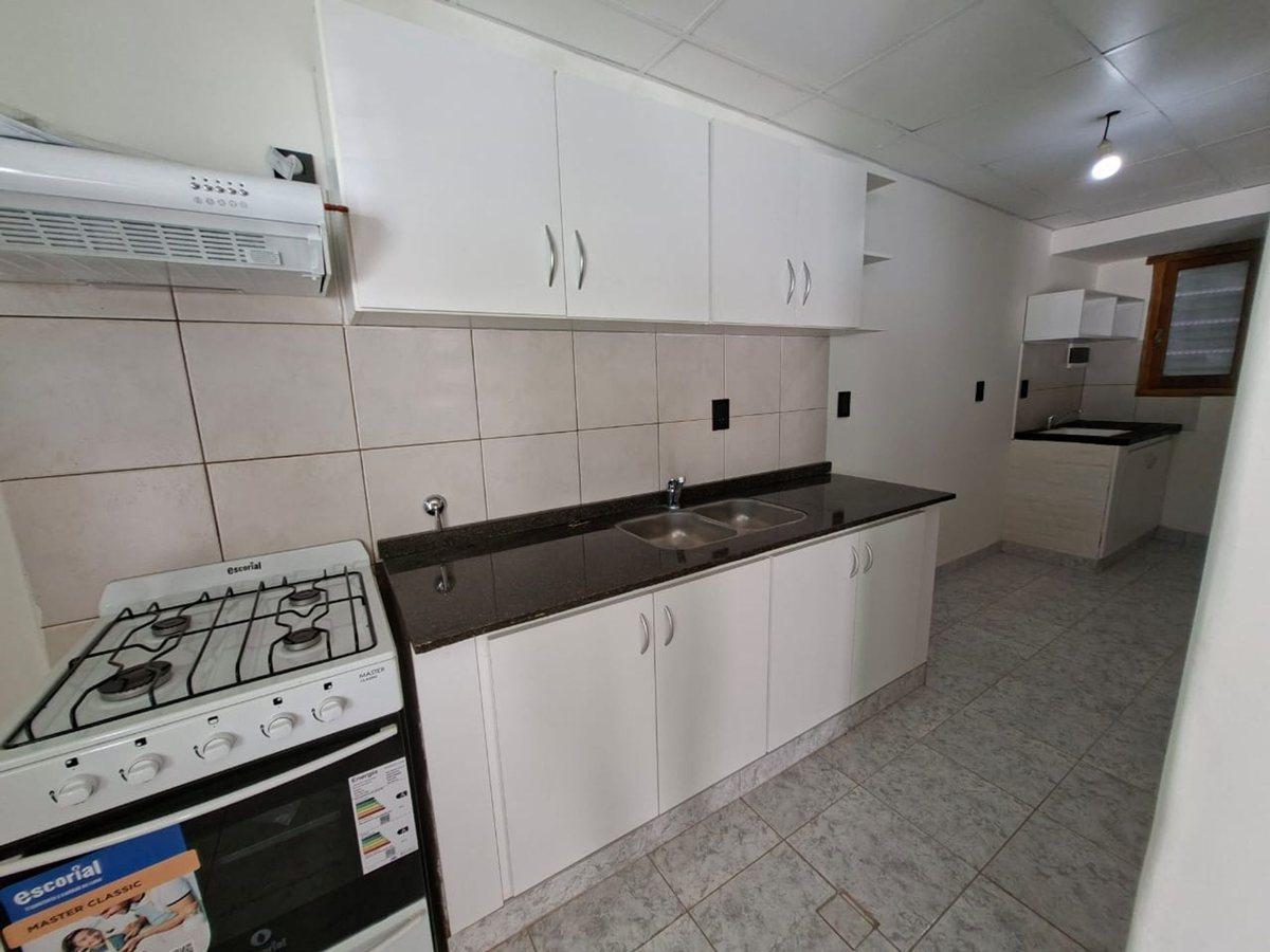 Foto de Interno remodelado de 2 dorm. con patio verde, imagen 5