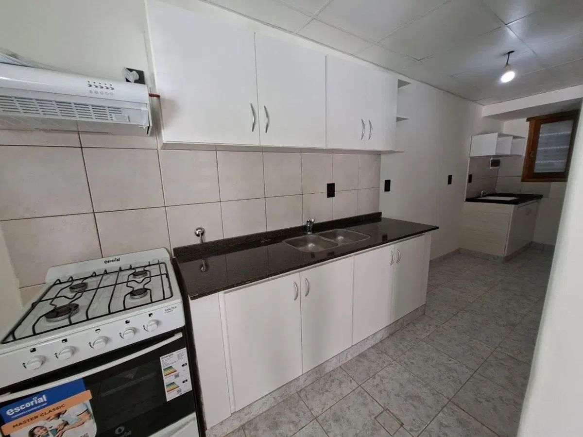 Interno remodelado de 2 dorm. con patio verde 5