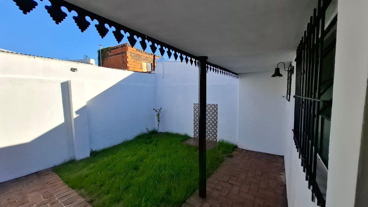 Foto de Interno remodelado de 2 dorm. con patio verde, imagen 4
